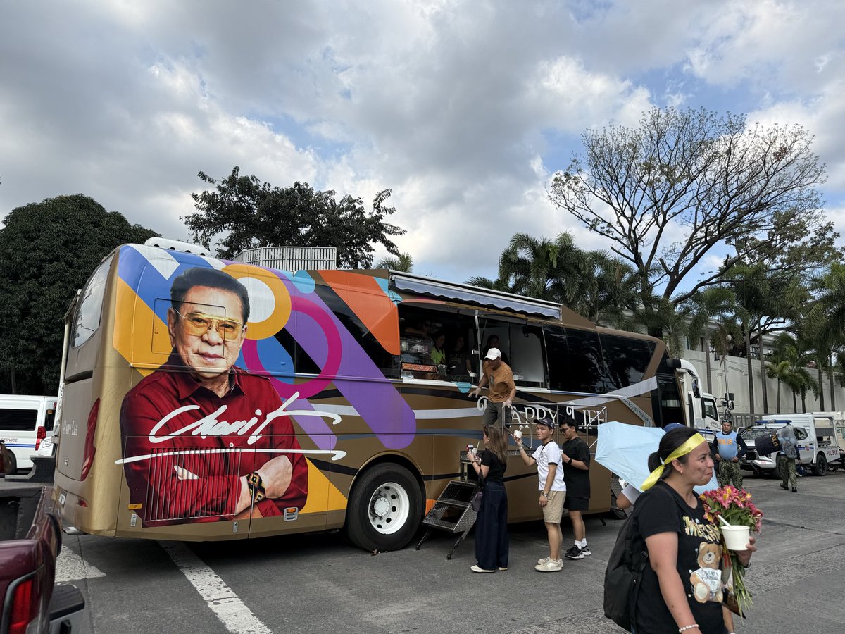Let2btoribio's tweet photo. @nabunturanguy Me balak ba eto sa next election? Pa epal during the EDSA People Power Anniversary eh. Me pa-meryenda pero nakabalandra naman mukha nya sa truck!! Kadiri! https://t.co/3g9mgHxQ5q