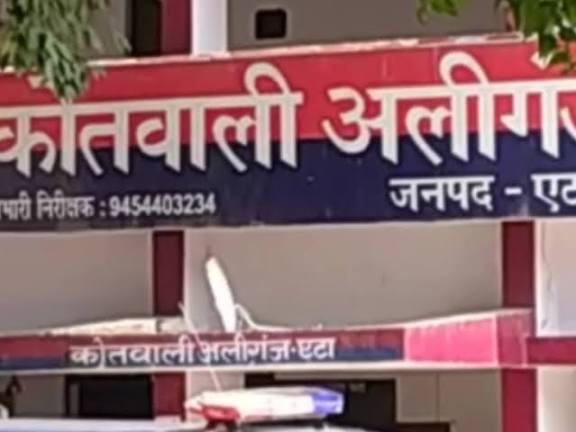 यूपी पुलिस के सिपाही की दबंगई
खबर कवरेज करने गए पत्रकार अतुल से की बदसलूकी
बदसूलकी के बाद सिपाही ने मारपीट कर किया लहूलुहान
जिसके बाद जबरन गाड़ी में डालकर ले गया थाना
जनपद एटा के अलीगंज थाना में तैनात है सिपाही विनय चौधरी
<a href="/Etahpolice/">Etah Police</a> <a href="/Uppolice/">UP POLICE</a> <a href="/dgpup/">DGP UP</a>