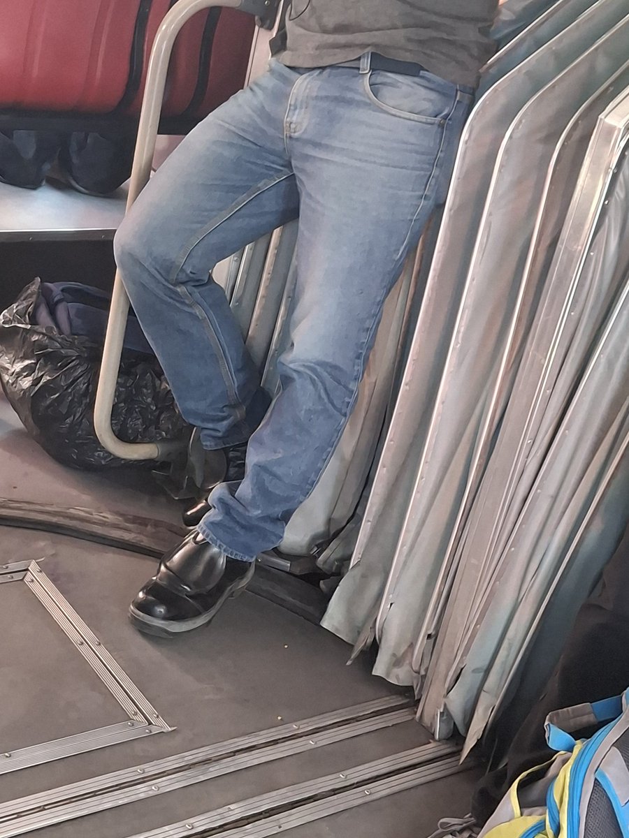 Rico bulto 🍆🍆 hoy en transmilenio uff q rico se le.marca esa verga qué delicia 😋 
#chudai #gay #morbo #casadosgay