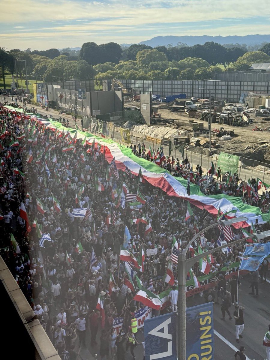 persianjewess's tweet image. Los Angeles is home to the largest community of Iranians outside of Iran.

And today we gathered by the thousands, dancing, laughing, singing over Khamenei’s grave.