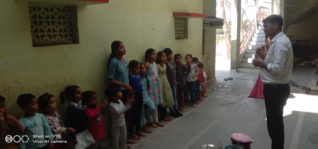 swachhobed11655's tweet photo. वार्ड क्रमांक 2, महावीर कॉलोनी औबेदुल्लागंज स्थित आंगनवाड़ी केंद्र में बच्चों के बीच स्वच्छता कार्यशाला आयोजित की गई। खेल-खेल में बच्चों को कचरा डस्टबिन में डालने की आदत सिखाई गई तथा गीले व सूखे कचरे का अंतर समझाया l 
#Cleanobaidullaganj #SwachhSurvekshan2025Obaidullaganj https://t.co/UTSNJv3P3M