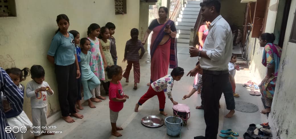 swachhobed11655's tweet photo. वार्ड क्रमांक 2, महावीर कॉलोनी औबेदुल्लागंज स्थित आंगनवाड़ी केंद्र में बच्चों के बीच स्वच्छता कार्यशाला आयोजित की गई। खेल-खेल में बच्चों को कचरा डस्टबिन में डालने की आदत सिखाई गई तथा गीले व सूखे कचरे का अंतर समझाया l 
#Cleanobaidullaganj #SwachhSurvekshan2025Obaidullaganj https://t.co/UTSNJv3P3M