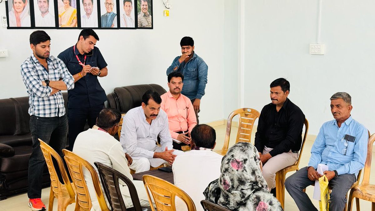 आज निजनिवास पर विधानसभा क्षेत्र से आये हुए परिजनों से आत्मीय मुलाकात कर संवाद किया ।
.
.
.
#14ग्वालियर_ग्रामीण #जनता_की_आवाज़ #साहब_सिंह_गुर्जर #जनसमस्या_निराकरण