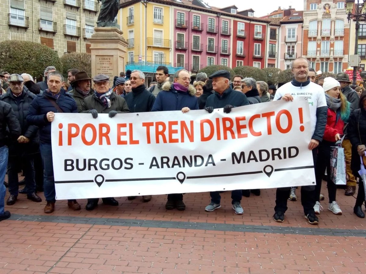 PartCastellano's tweet photo. 😡Nos abochorna el paripé de PP, PSOE y Vox: mientras proclaman en #Burgos apoyar la reapertura del #TrenDirecto Burgos-Aranda-Madrid, en las Cortes Generales llevan años rechazando cualquier iniciativa para hacerla efectiva
🛤️ https://t.co/XeUGxvsHm8 https://t.co/zgNtujMAPG