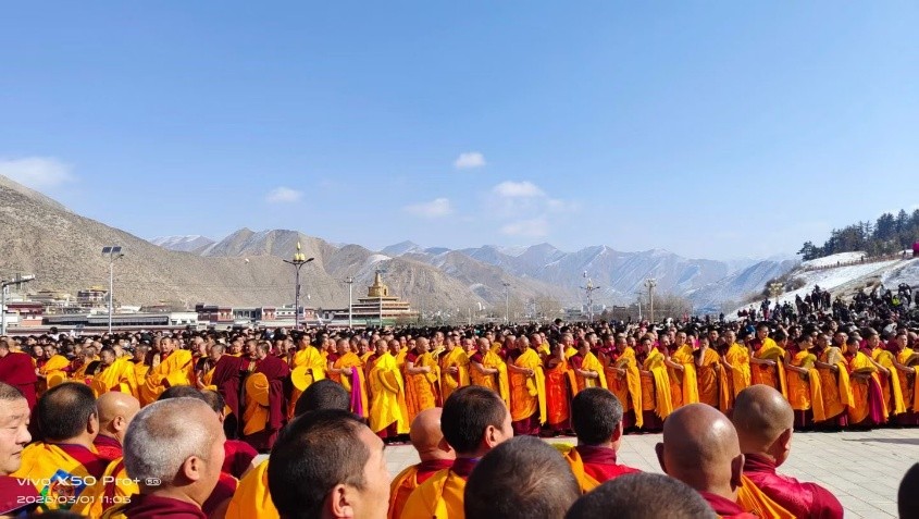 MayaThakur26792's tweet photo. At Labrang Tashikhyil Monastery in Amdo, the Great Monlam unfolds with the grand unveiling of the giant thangka of Akshobhya the Unshakable Buddha.
A sea of robes, incense rising into the winter sky, devotion steady as the mountains.
#Labrang #Monlam #Akshobhya #TibetanBuddhism https://t.co/AwNfYb9Ojh