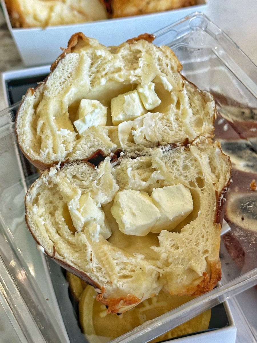 hx52088hx's tweet image. After lunch, I bought some cheese bread. The rich cheesy aroma made me eager to take a bite. It was such a small happiness. #BreadTime #CheeseLovers 😋✨