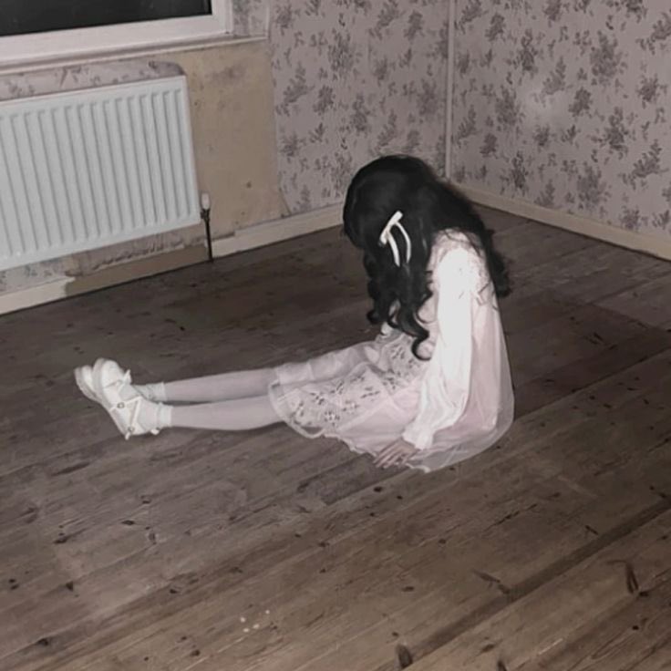 vickyseamanrag's tweet photo. i wanna be the girl who haunts the town's spooky abandoned house that they tell stories about https://t.co/NdVEoukktq