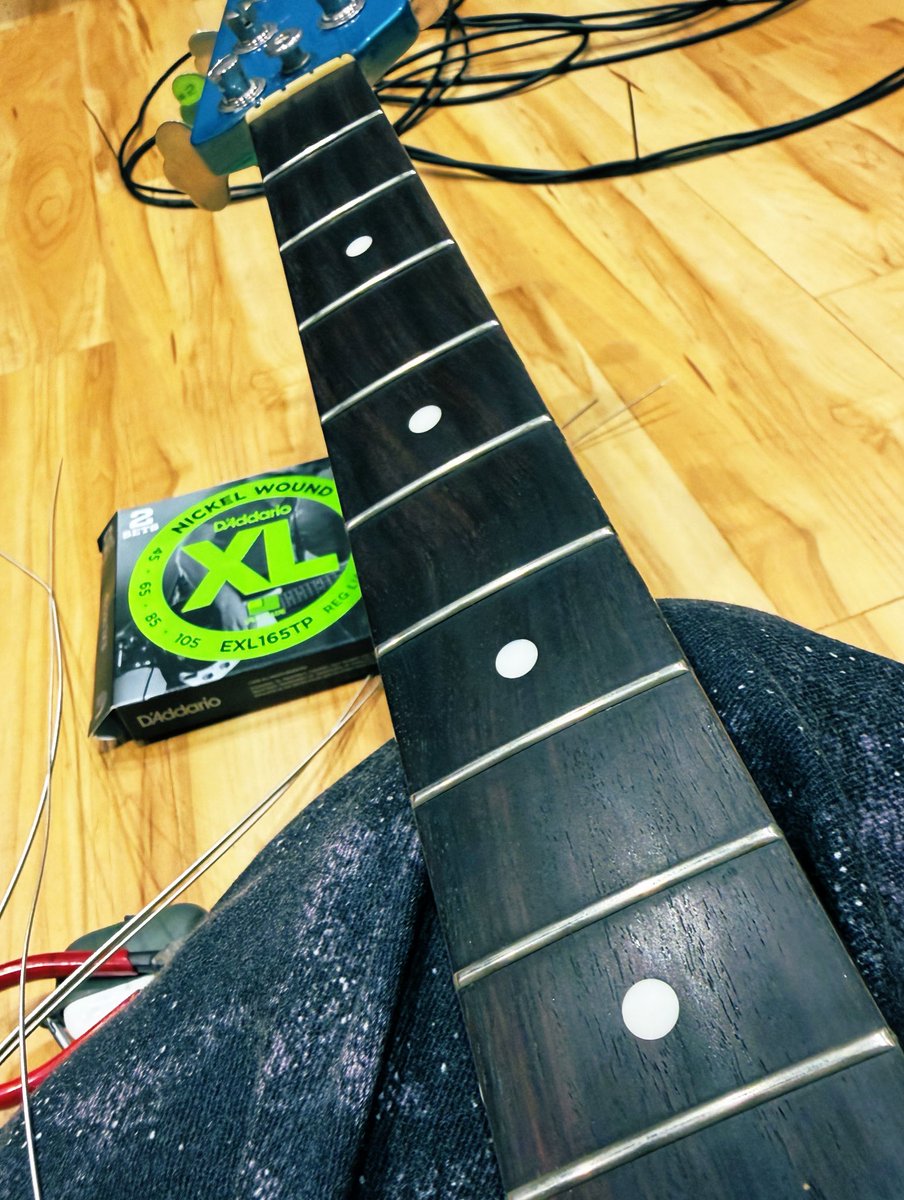 watarumble's tweet photo. 弦を換えております
あんしんのサポートに感謝です!
#daddariostrings
#キョーリツコーポレーション
ローズウッド指板、黒さは重視したことないけど、ここまで黒檀みたいな黒がでてると見惚れてしまって張り替えに時間がかかる! https://t.co/qGSmw2QuA1