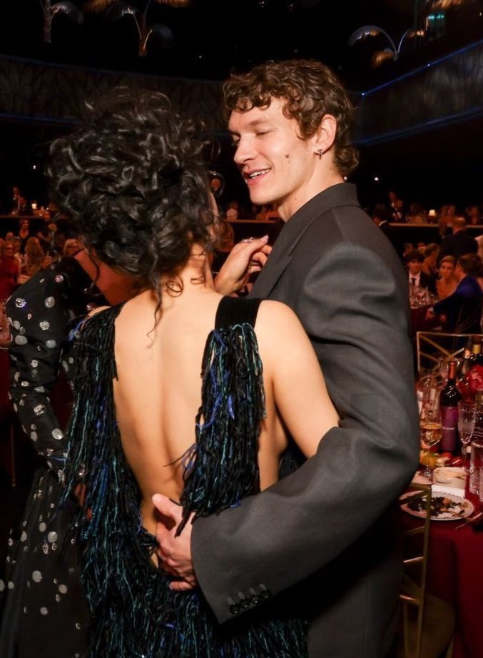 Fácilmente está podría ser una de las fotos que le aparecen a Shane en el inicio con el titular "Ilya Rozanov captado muy cariñoso con una actriz en una fiesta en Miami" mientras él tiene un colapso mental en silencio y quiere romper el celular ASHJDASHJ