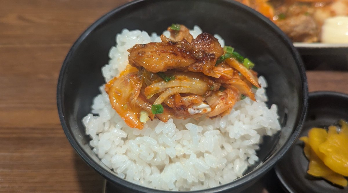 shinbo417's tweet photo. 牛スジキムチ&amp;牛スジコロッケ（880円）

牛スジはしっかり煮込まれ、プルプル食感👌白菜のシャキシャキした食感と相性バッチリ🤤コロッケ、小鉢も旨い👍

お店は、西中島南方の『道場』だよ✨
#牛スジ　#コロッケ　#キムチ https://t.co/Il8593Nhic