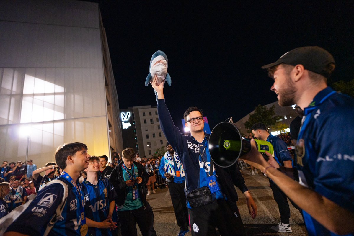 M8 Vanyak3k tweet media