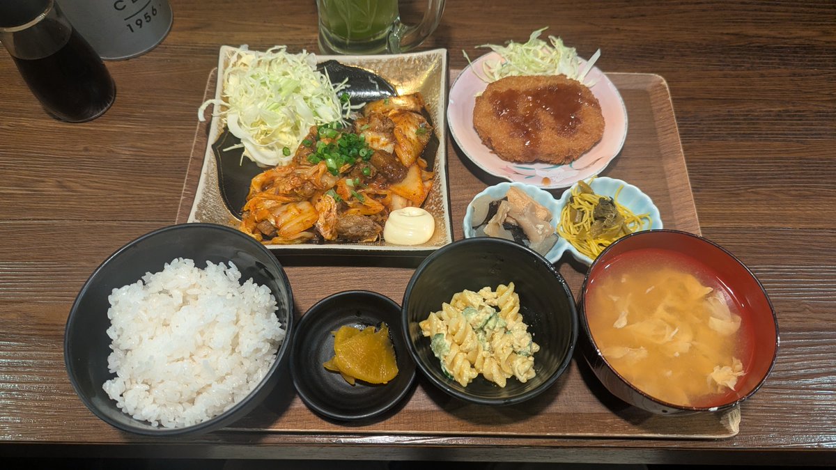 shinbo417's tweet photo. 牛スジキムチ&amp;牛スジコロッケ（880円）

牛スジはしっかり煮込まれ、プルプル食感👌白菜のシャキシャキした食感と相性バッチリ🤤コロッケ、小鉢も旨い👍

お店は、西中島南方の『道場』だよ✨
#牛スジ　#コロッケ　#キムチ https://t.co/Il8593Nhic