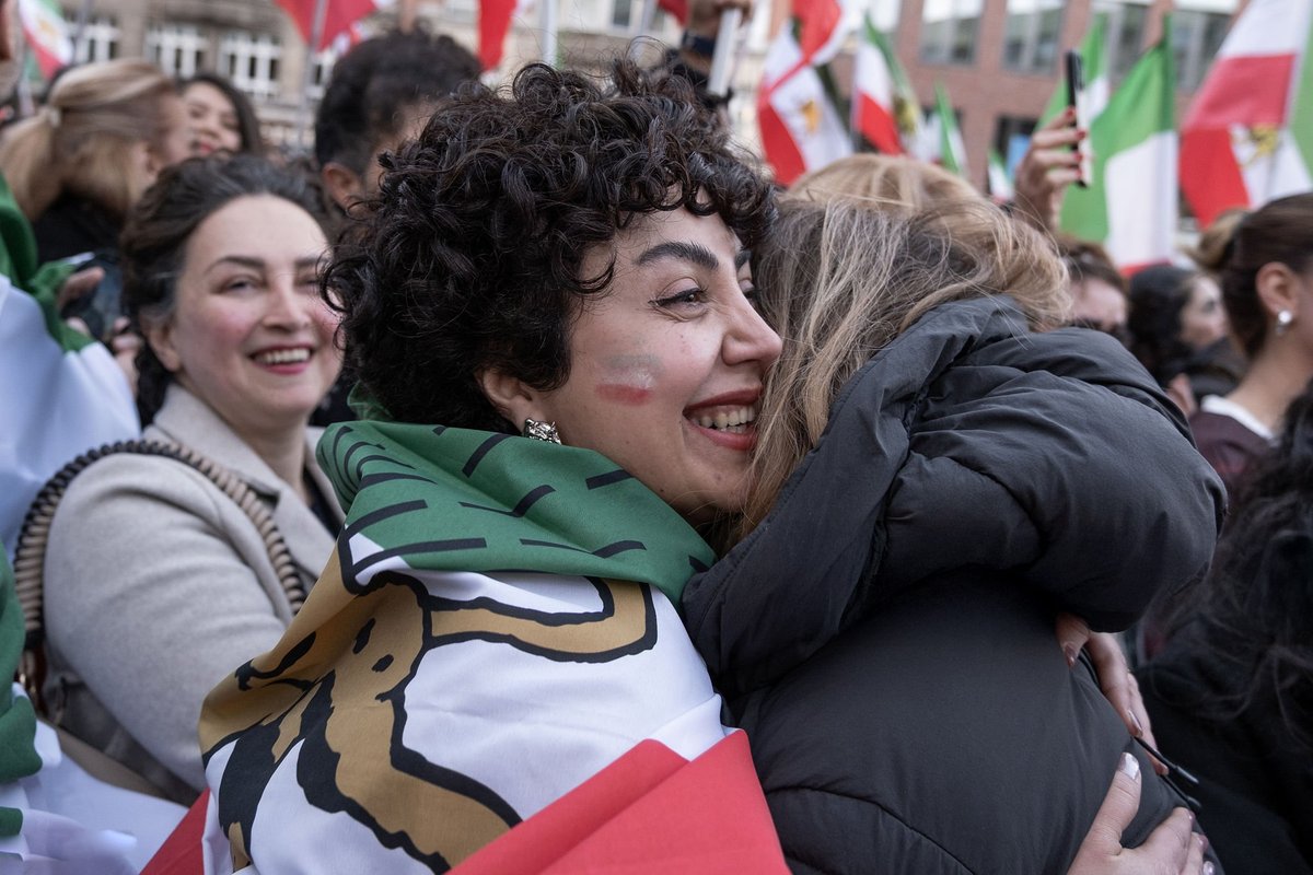 HeKasrehCrisis's tweet image. A message from Iranians amid full Internet blackout to western liberals, progressives, the woke left as well as woke right:
If you've never lived in or have never been to Iran, have no ties to Iran or Iranians, haven't deeply studied the coutnry, its culture or history, and your