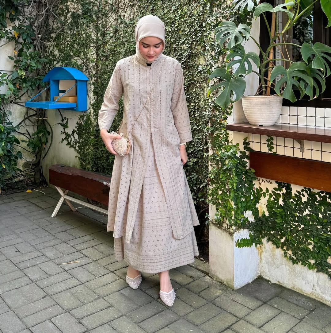 Azizah
📌Tunik: s.shopee.co.id/5Ae41brrm6
📌Skirt: s.shopee.co.id/5ptkp25nAv

Bahan yang adem premium, cuttingan longgar yang nyaman, ditambah motif yang simple dan ada sentuhan tekstur unik yang bikin setiap detailnya terasa spesial 🤍