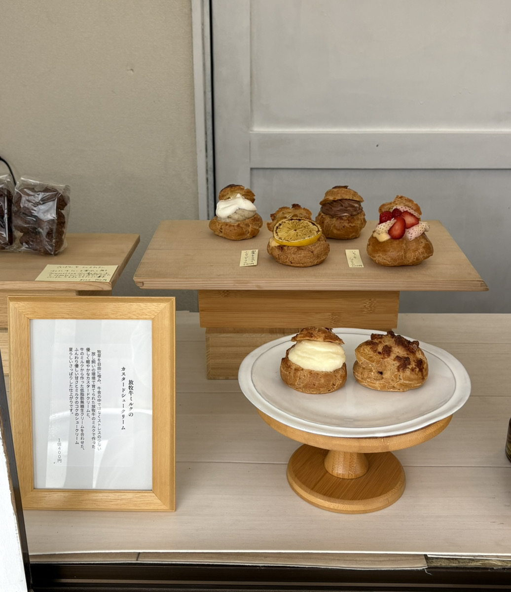 1214_epm's tweet photo. 【Ucream ユークリーム】
シュークリーム専門店
木更津市永井作2-1-24

この間食べたシュークリームが美味しかったので、ご紹介します✨🥹

入り口は白を基調としたナチュラルな雰囲気で、個人的にお気に入り。

それぞれクリームの味見ができました🤗
甘さが控えめな大人味のシュークリームでした🎶 https://t.co/CEJ6ZZIrjx