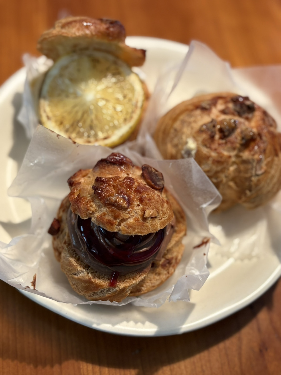 1214_epm's tweet photo. 【Ucream ユークリーム】
シュークリーム専門店
木更津市永井作2-1-24

この間食べたシュークリームが美味しかったので、ご紹介します✨🥹

入り口は白を基調としたナチュラルな雰囲気で、個人的にお気に入り。

それぞれクリームの味見ができました🤗
甘さが控えめな大人味のシュークリームでした🎶 https://t.co/CEJ6ZZIrjx