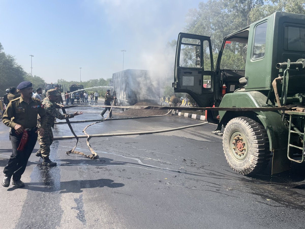 JaiHindForever1's tweet photo. #SwiftResponse 🇮🇳
चंडीगढ़–शिमला हाईवे पर आग की घटना में #KhargaSappers ने त्वरित साहस दिखाकर बड़ा हादसा टाल दिया। 🔥
सेना और प्रशासन के समन्वय से नागरिकों की सुरक्षा सुनिश्चित हुई।
राष्ट्र सेवा में सदैव तत्पर। 💪
#InServiceOfTheNation #WeCare https://t.co/mzYqv3F10V