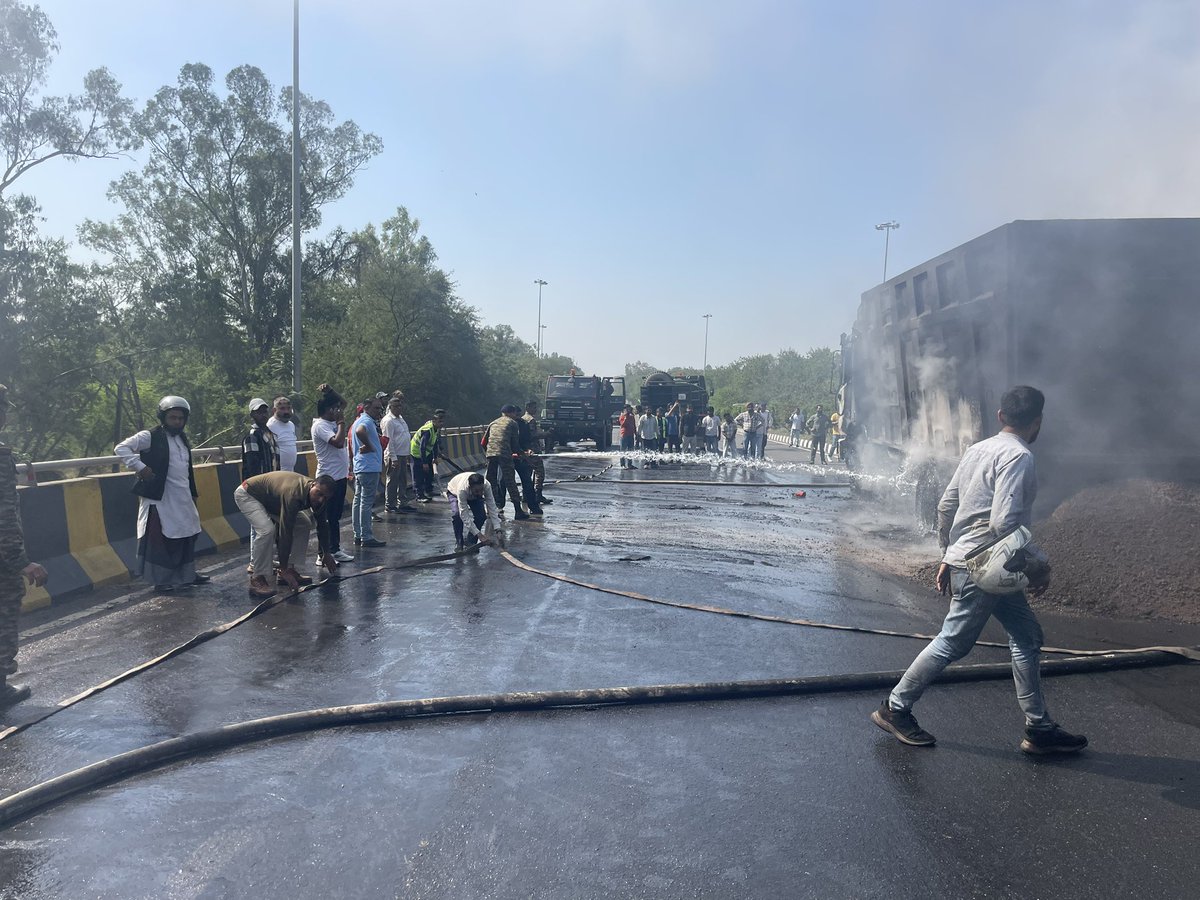 JaiHindForever1's tweet photo. #SwiftResponse 🇮🇳
चंडीगढ़–शिमला हाईवे पर आग की घटना में #KhargaSappers ने त्वरित साहस दिखाकर बड़ा हादसा टाल दिया। 🔥
सेना और प्रशासन के समन्वय से नागरिकों की सुरक्षा सुनिश्चित हुई।
राष्ट्र सेवा में सदैव तत्पर। 💪
#InServiceOfTheNation #WeCare https://t.co/mzYqv3F10V