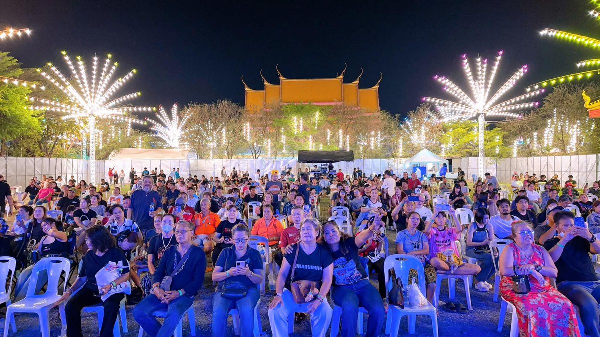 งานประจำปีวัดโกมุทพุทธรังสี สาย3 ไปส่องมางานใหญ่มาก ล่ะอันนี้หน้าฮ้านจริง ค่าบัตรเข้างาน 100฿ ค่าเก้าอี้ 20฿ มีสเปซเต้นด้านหน้า งานนี้ขอเต้นนะคะ คงไม่ได้ถ่าย เดี๋ยวค่อยดูคลิปจากคนอื่นเอาล่ะ ทางนี้ขอจองพื้นที่เต้นด้านหน้าค่ะ55555555555555555555

#LMSY #ลูกหมีซอนญ่า