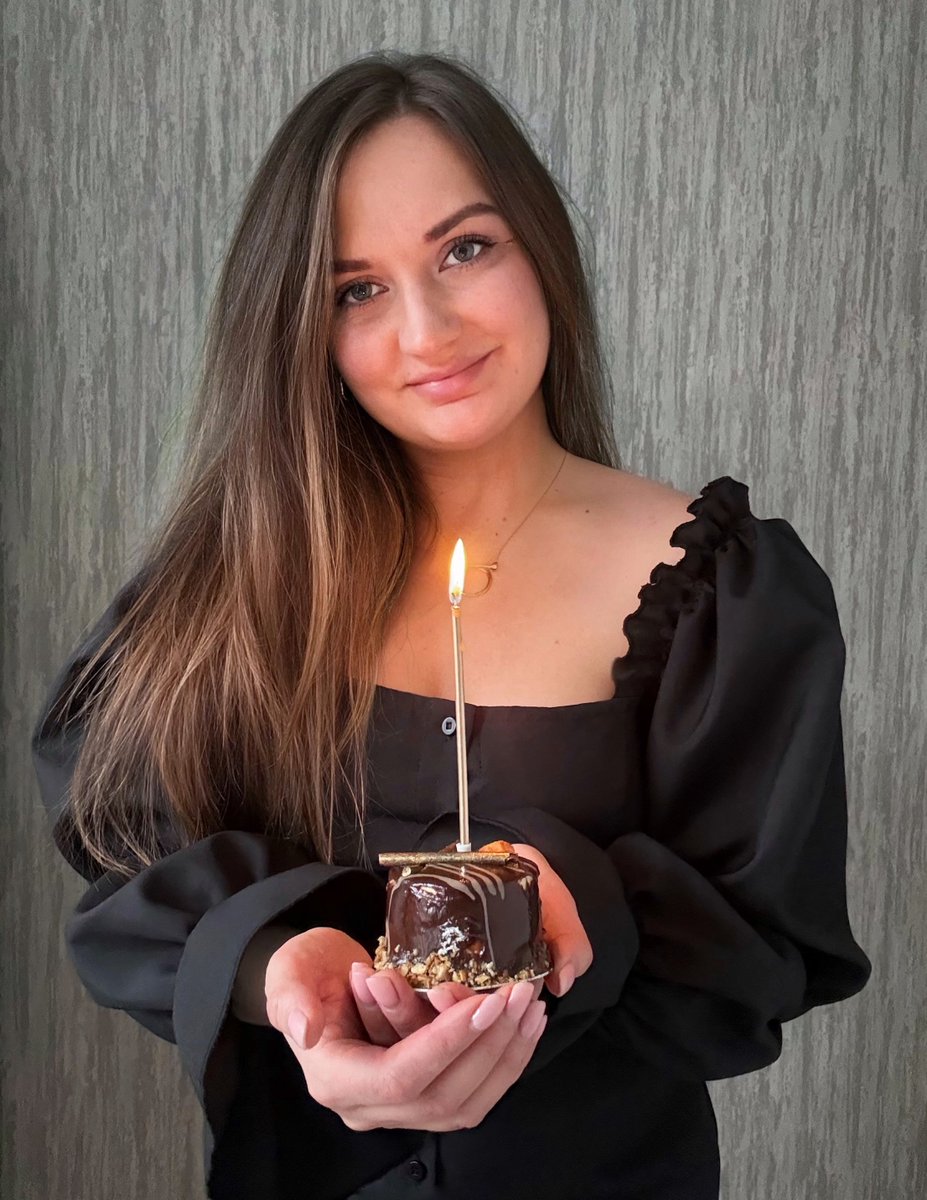 Сьогодні мені 38 🤩
Кажуть, що в цей день треба загадувати бажання. Моє спільне для нас усіх, і я хочу наблизити його реалізацію не лише думками, а й ділом.
Цього року ( як і минулих 4 роки теж) я не прошу подарунків у коробках чи квітів, хоча я їх таааак люблю 🤩
Найкращим