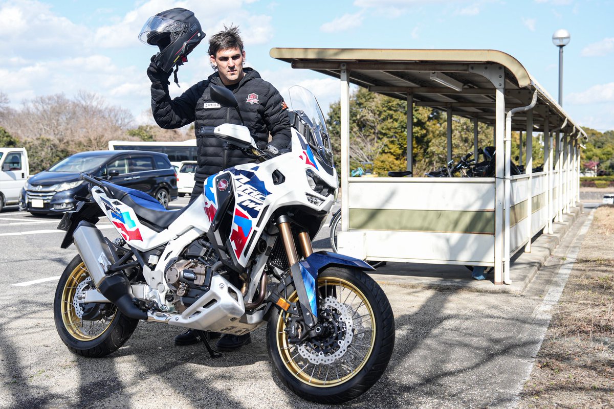 hondaheat's tweet photo. パブロ選手の愛車を撮らせてもらいました🏍️

Honda「#CRF1100L #AfricaTwin 」。
“威風堂々・タフネス・上質”を追求した一台は、ピッチで誰よりも激しく戦う彼のスタイルと完全にリンク🔥

撮影の合間には、バイクへのこだわりも語ってくれるなど、彼の新たな一面が垣間見えました☺️ https://t.co/3b2TTGMl1k