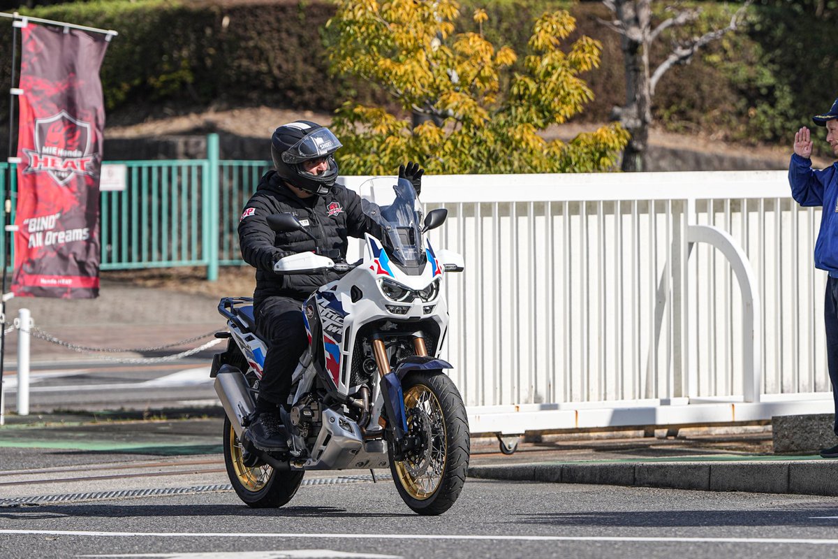hondaheat's tweet photo. パブロ選手の愛車を撮らせてもらいました🏍️

Honda「#CRF1100L #AfricaTwin 」。
“威風堂々・タフネス・上質”を追求した一台は、ピッチで誰よりも激しく戦う彼のスタイルと完全にリンク🔥

撮影の合間には、バイクへのこだわりも語ってくれるなど、彼の新たな一面が垣間見えました☺️ https://t.co/3b2TTGMl1k
