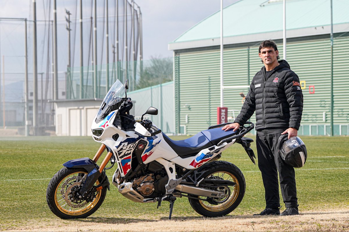 hondaheat's tweet photo. パブロ選手の愛車を撮らせてもらいました🏍️

Honda「#CRF1100L #AfricaTwin 」。
“威風堂々・タフネス・上質”を追求した一台は、ピッチで誰よりも激しく戦う彼のスタイルと完全にリンク🔥

撮影の合間には、バイクへのこだわりも語ってくれるなど、彼の新たな一面が垣間見えました☺️ https://t.co/3b2TTGMl1k