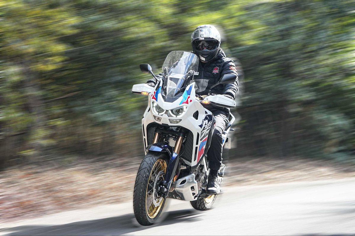 hondaheat's tweet photo. パブロ選手の愛車を撮らせてもらいました🏍️

Honda「#CRF1100L #AfricaTwin 」。
“威風堂々・タフネス・上質”を追求した一台は、ピッチで誰よりも激しく戦う彼のスタイルと完全にリンク🔥

撮影の合間には、バイクへのこだわりも語ってくれるなど、彼の新たな一面が垣間見えました☺️ https://t.co/3b2TTGMl1k