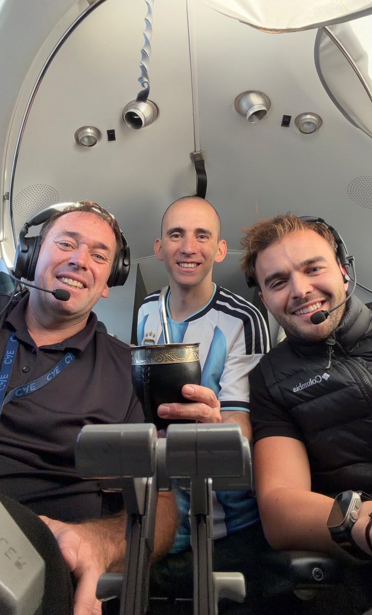 Nahuel Gallo volviendo a la Argentina en un AVIÓN DE LA AFA gracias al Chiqui Tapia ¿?? con la camiseta de la Selección y tomando mate.

La inutilidad del canciller Pablo Quirno, Patricia Bullrich y todo el gobierno de Javier Milei nunca se olvidará. Papelón histórico