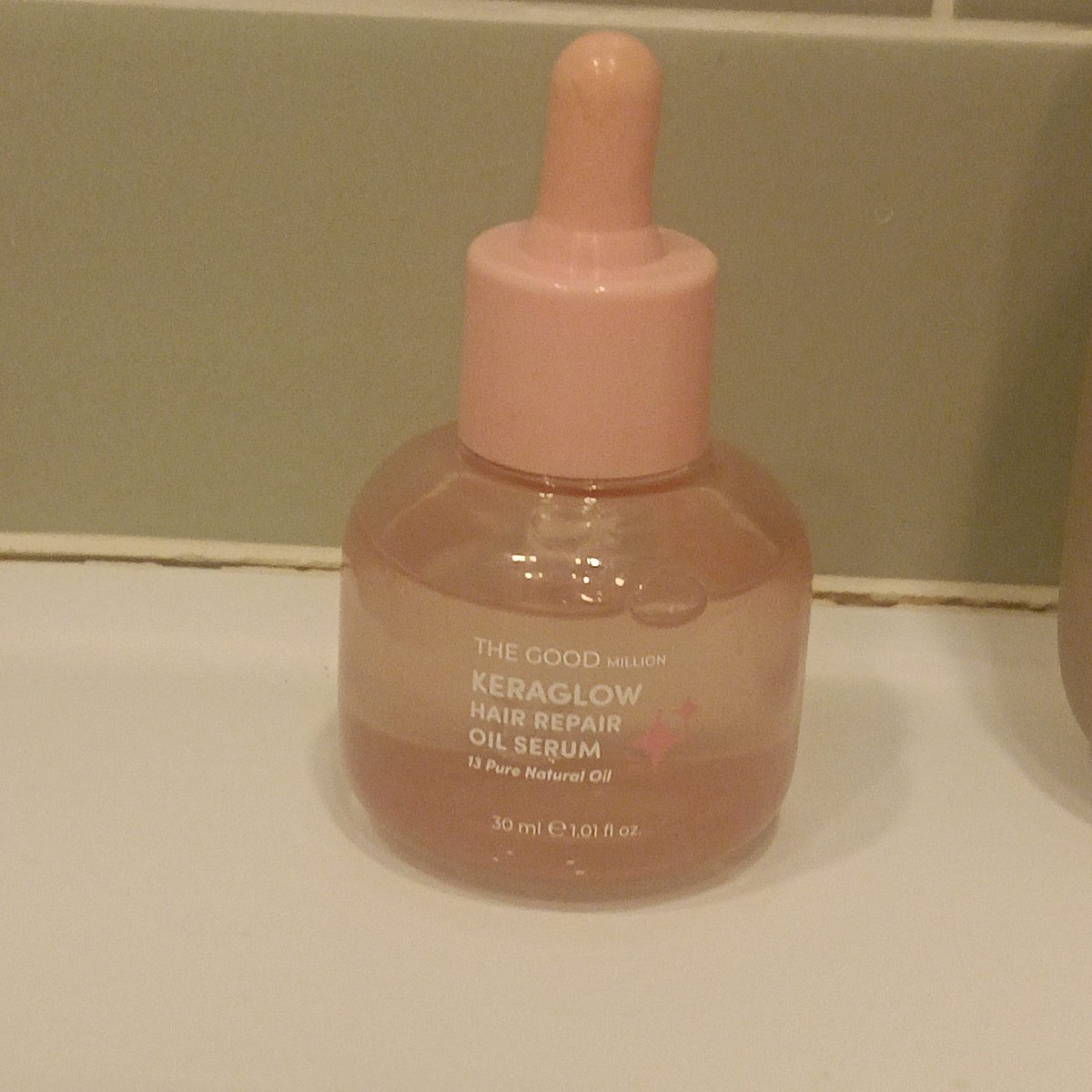 เซรั่มผมแบรนด์ไทย thd Good Million เป็นแบรนด์ที่ก่อตั้งโดยคนไทย มี 3 สูตรให้เลือก ตอนนี้เราใช้ขวดสีชมพูอยู่ ผมดูเป็นผู้เป็นคนขึ้นเยอะ มีกลิ่นหอมอ่อนๆ ใช้แค่1-2หยด ผมนุ่มเงาสลวย  เหมือนได้หัวใหม่ ใครที่หัวผ่านเคมีมาเยอะ ไปลองเถอะ 10/10