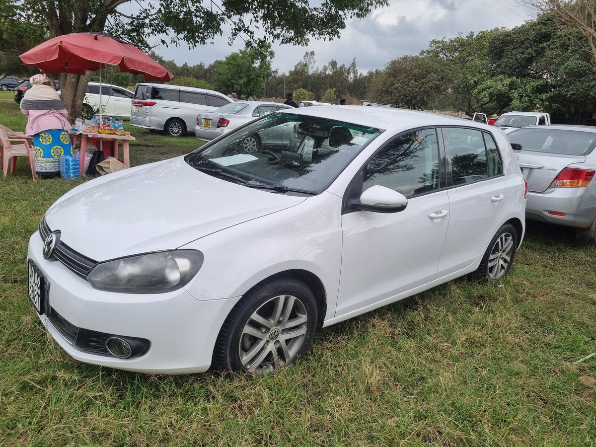alexmwanzo's tweet photo. There this nice white local golf being sold by agba at mandazi money 
Repainted but neat AF https://t.co/gqFr8Lztkj