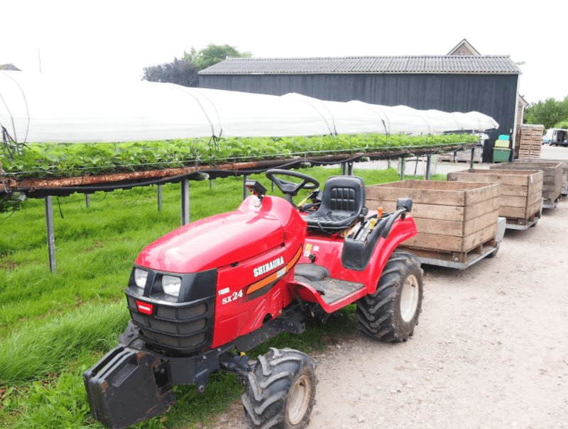umm_agri's tweet photo. 皆様からお買取させていただいた農機具は世界中のいろいろな場所で大���躍しています！

1枚目 オランダのいちご農園で活躍するトラクター

2枚目 リトアニアで除雪機として活躍するトラクター

3枚目 フランスで漁船網を引くために利用されているトラクター

農機具高く売れるドットコム https://t.co/ZkuZsLKKSb