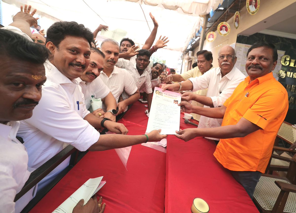 Anbil_Mahesh's tweet photo. கழகத் தலைவர்-மாண்புமிகு தமிழ்நாடு முதலமைச்சர் @mkstalin அவர்கள் கொளத்தூர் தொகுதியில் போட்டியிடுவதற்கும், கழக இளைஞரணிச் செயலாளர்-மாண்புமிகு துணை முதலமைச்சர் @Udhaystalin அவர்கள் சேப்பாக்கம்-திருவல்லிக்கேணி தொகுதியில் போட்டியிடுவதற்கும் திருச்சி(தெ) மாவட்ட தி.மு.க சார்பில் விருப்பமனு அளித்தோம்.

கழகத் தலைவர் அவர்கள், கழக இளைஞரணிச் செயலாளர் அவர்கள் வாழ்த்துகளுடன், கழக நிர்வாகிகளின் அன்போடும், #திருவெறும்பூர் தொகுதி மக்களின் துணையோடும் எனது தாய் வீடான திருவெறும்பூர் தொகுதியில் கழகத்தின் சார்பில் நாம் போட்டியிடுவதற்காகவும் விருப்பமனு அளித்தோம். 🖤❤️

வெல்வோம் ஒன்றாக! 
#வெல்வோம்_ஒன்றாக
#அன்பில்_in_திருவெறும்பூர்