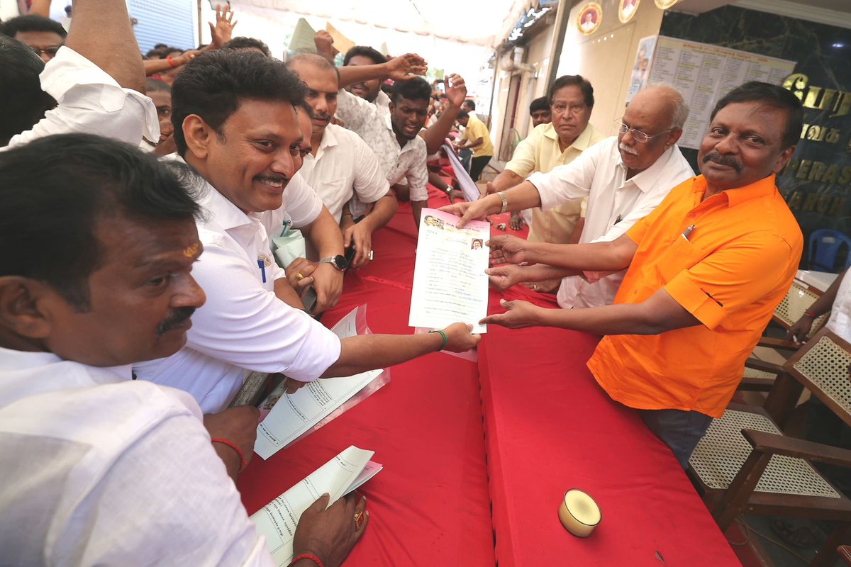 Anbil_Mahesh's tweet photo. கழகத் தலைவர்-மாண்புமிகு தமிழ்நாடு முதலமைச்சர் @mkstalin அவர்கள் கொளத்தூர் தொகுதியில் போட்டியிடுவதற்கும், கழக இளைஞரணிச் செயலாளர்-மாண்புமிகு துணை முதலமைச்சர் @Udhaystalin அவர்கள் சேப்பாக்கம்-திருவல்லிக்கேணி தொகுதியில் போட்டியிடுவதற்கும் திருச்சி(தெ) மாவட்ட தி.மு.க சார்பில் விருப்பமனு அளித்தோம்.

கழகத் தலைவர் அவர்கள், கழக இளைஞரணிச் செயலாளர் அவர்கள் வாழ்த்துகளுடன், கழக நிர்வாகிகளின் அன்போடும், #திருவெறும்பூர் தொகுதி மக்களின் துணையோடும் எனது தாய் வீடான திருவெறும்பூர் தொகுதியில் கழகத்தின் சார்பில் நாம் போட்டியிடுவதற்காகவும் விருப்பமனு அளித்தோம். 🖤❤️

வெல்வோம் ஒன்றாக! 
#வெல்வோம்_ஒன்றாக
#அன்பில்_in_திருவெறும்பூர்