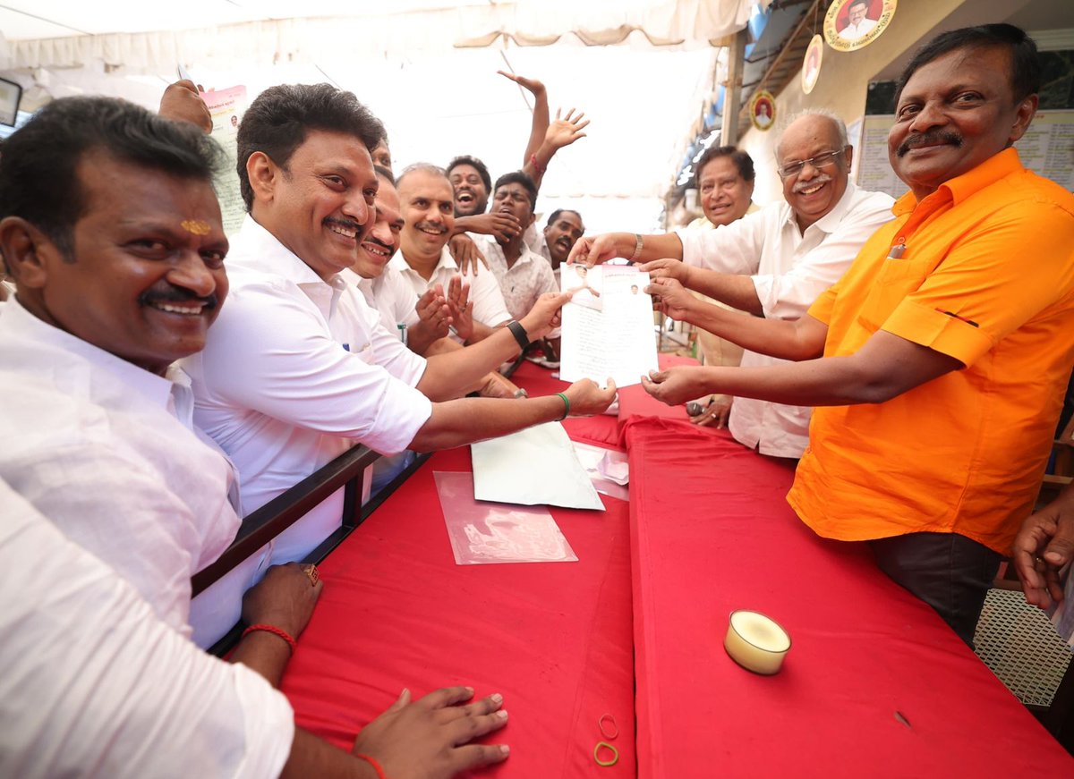 Anbil_Mahesh's tweet photo. கழகத் தலைவர்-மாண்புமிகு தமிழ்நாடு முதலமைச்சர் @mkstalin அவர்கள் கொளத்தூர் தொகுதியில் போட்டியிடுவதற்கும், கழக இளைஞரணிச் செயலாளர்-மாண்புமிகு துணை முதலமைச்சர் @Udhaystalin அவர்கள் சேப்பாக்கம்-திருவல்லிக்கேணி தொகுதியில் போட்டியிடுவதற்கும் திருச்சி(தெ) மாவட்ட தி.மு.க சார்பில் விருப்பமனு அளித்தோம்.

கழகத் தலைவர் அவர்கள், கழக இளைஞரணிச் செயலாளர் அவர்கள் வாழ்த்துகளுடன், கழக நிர்வாகிகளின் அன்போடும், #திருவெறும்பூர் தொகுதி மக்களின் துணையோடும் எனது தாய் வீடான திருவெறும்பூர் தொகுதியில் கழகத்தின் சார்பில் நாம் போட்டியிடுவதற்காகவும் விருப்பமனு அளித்தோம். 🖤❤️

வெல்வோம் ஒன்றாக! 
#வெல்வோம்_ஒன்றாக
#அன்பில்_in_திருவெறும்பூர்