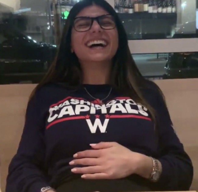 milesmorales86's tweet photo. People are speculating that Mia Khalifa is pregnant after being seen with random man holding her stomach 👀👀👀 https://t.co/sgn30XyN21