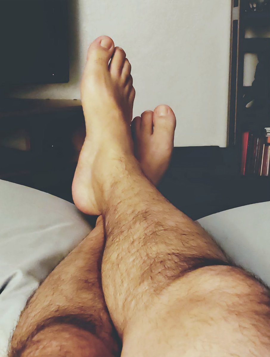 DapperCub's tweet photo. Relaxing #malefeet https://t.co/HxqdtNVGMS
