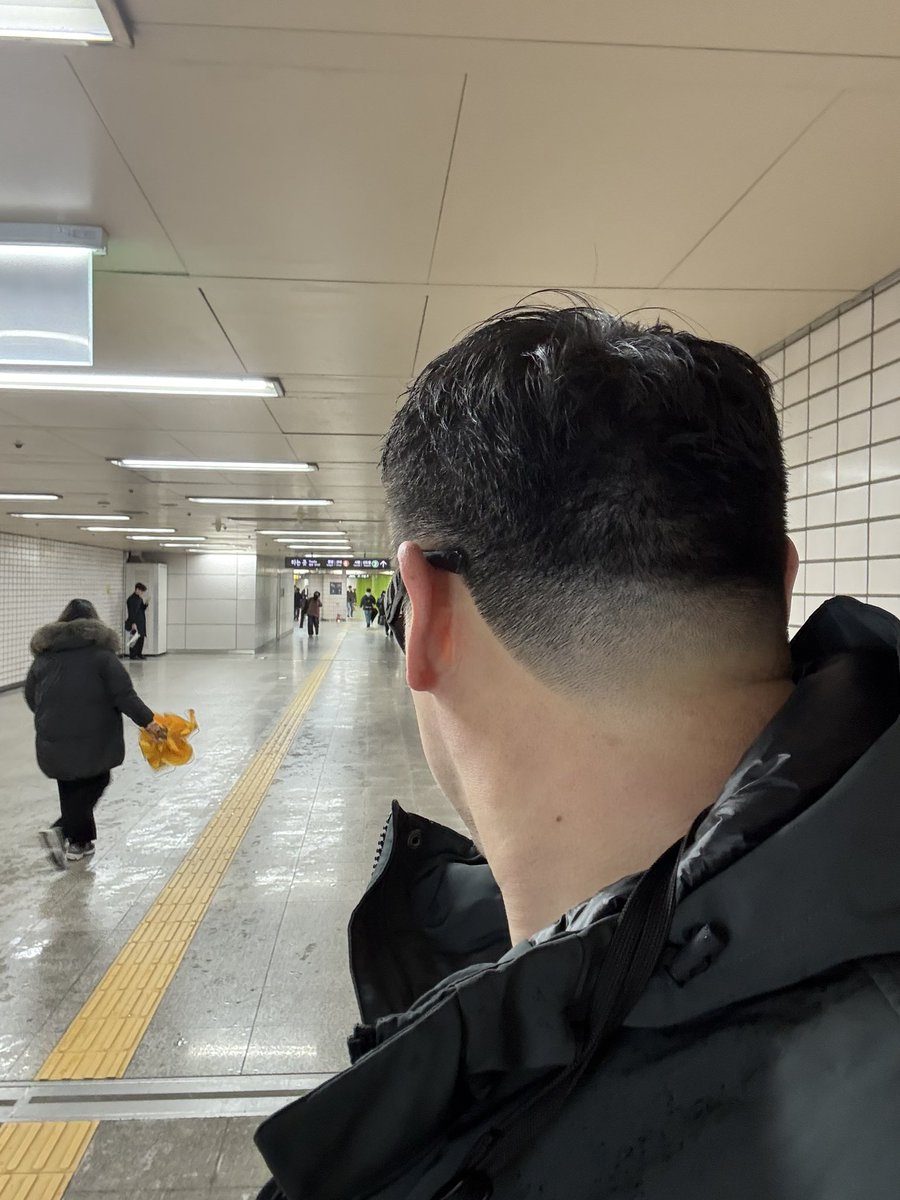 ICCHY8591's tweet photo. 韓国でおまかせで髪を切ったら、、、 https://t.co/HDFhRIXQNj