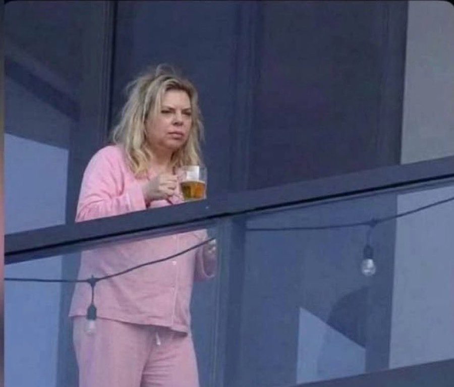 😁 HAKLILAR..
Bazı Amerikan sosyal medya hesapları, sığınaklardaki İsraillilere şu ifadelerle seslendi:

▪️“Endişeli olabilirsiniz; sizi hızlıca rahatlatayım: Netanyahu’nun oğlu ve eşi Miami’de güvende. Kahvaltıya hazırlanıyorlar.”