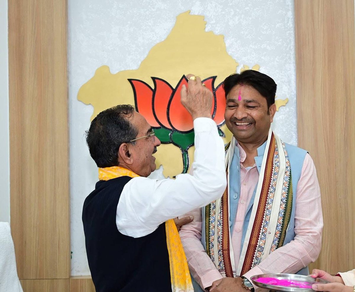 भाजपा प्रदेश अध्यक्ष श्री मदन राठौड़ जी ने बीते रविवार पार्टी पदाधिकारियों एवं कार्यकर्ताओं को तिलक लगाकर होली की शुभकामनाएँ दी।