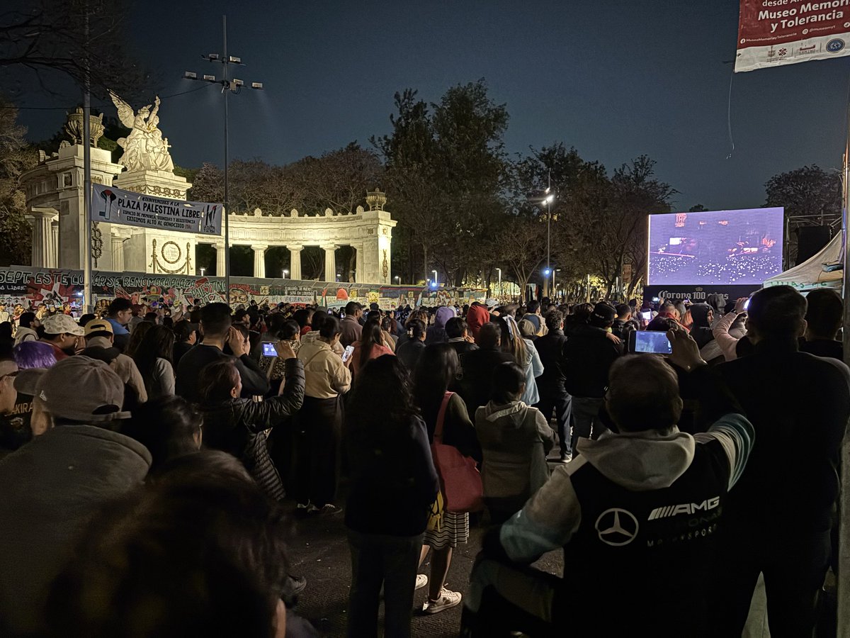 rovillers's tweet photo. La luna llena cedió su esplendor a @Shakira quien cerró con broche de oro su @LMYNLWT en México, con el zócalo de la CDMX y avenidas repletas de miles de seguidores.  Gracias Shakira, has hecho más por el empoderamiento de la mujer que las políticas públicas globales y locales. https://t.co/NiSK1jxFIc