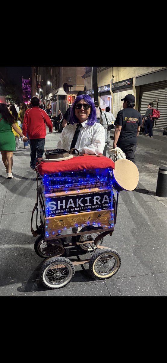 La luna llena cedió su esplendor a @Shakira quien cerró con broche de oro su @LMYNLWT en México, con el zócalo de la CDMX y avenidas repletas de miles de seguidores.  Gracias Shakira, has hecho más por el empoderamiento de la mujer que las políticas públicas globales y locales.
