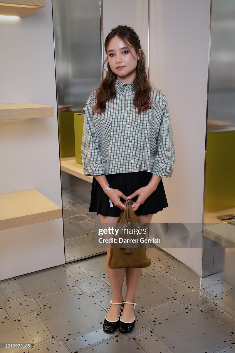 Novas/Antigas imagens de Ruby Stokes na reabertura da Miu Miu Club London em Junho de 2025 em Londres.