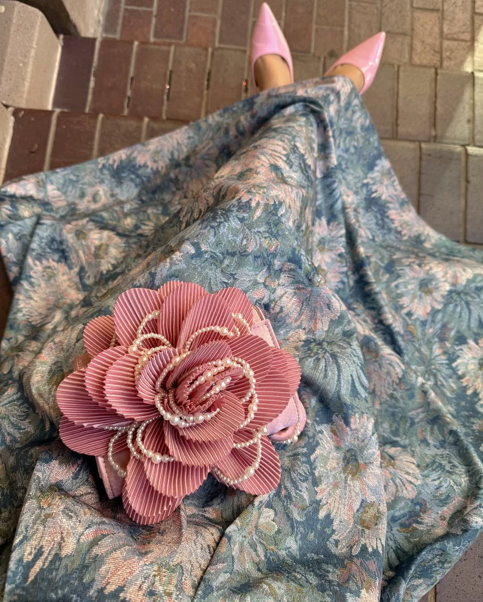 chic_wish's tweet photo. Vintage-inspired blooms, endlessly feminine. 🪻
This Chicwish dress captures timeless romance.
💙Dress: https://t.co/WDzhGntxAW
💙Bag: https://t.co/zdTUz9ZDyn
@euniceandradee #chicwish #chicwishfashion #dress #floraldress #springfashion #springoutfits #elegant https://t.co/bQG9hBxVy6
