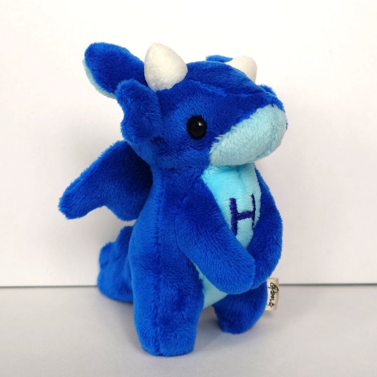 本日の旅立ち☆。*°

ドラゴン(並ｻｲｽﾞ•ﾌﾞﾙｰ/ｽｶｲ)
刺繍入り🪡

無事にたどり着けますように!!
いってらっしゃぁ〜い|∇0)/"ﾌﾘﾌﾘ✨
#ぬいぐるみ　#ドラゴン