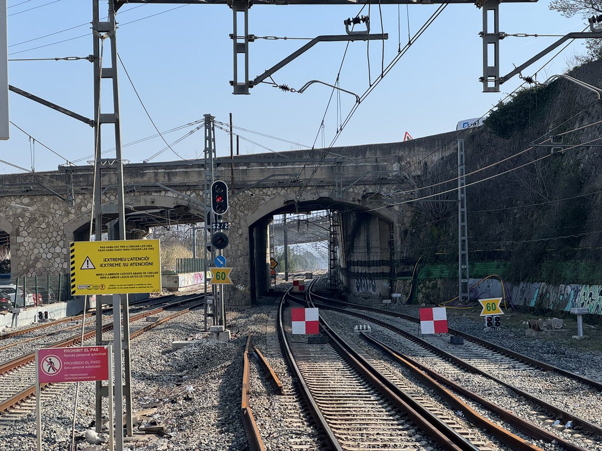 acomajuncosas78's tweet photo. Hola @rod4cat les fotos són de fa 4 dies, túnel afectat a #gelida
✅️No veig q ningú hi estigui treballant
✅️Trens d mercaderies circulen x via única
✅️Trens d passatgers sense data d restabliment
Explicacions i transparència! @AjuntamGelida @santsadurni_cat https://t.co/EO8IHBCage