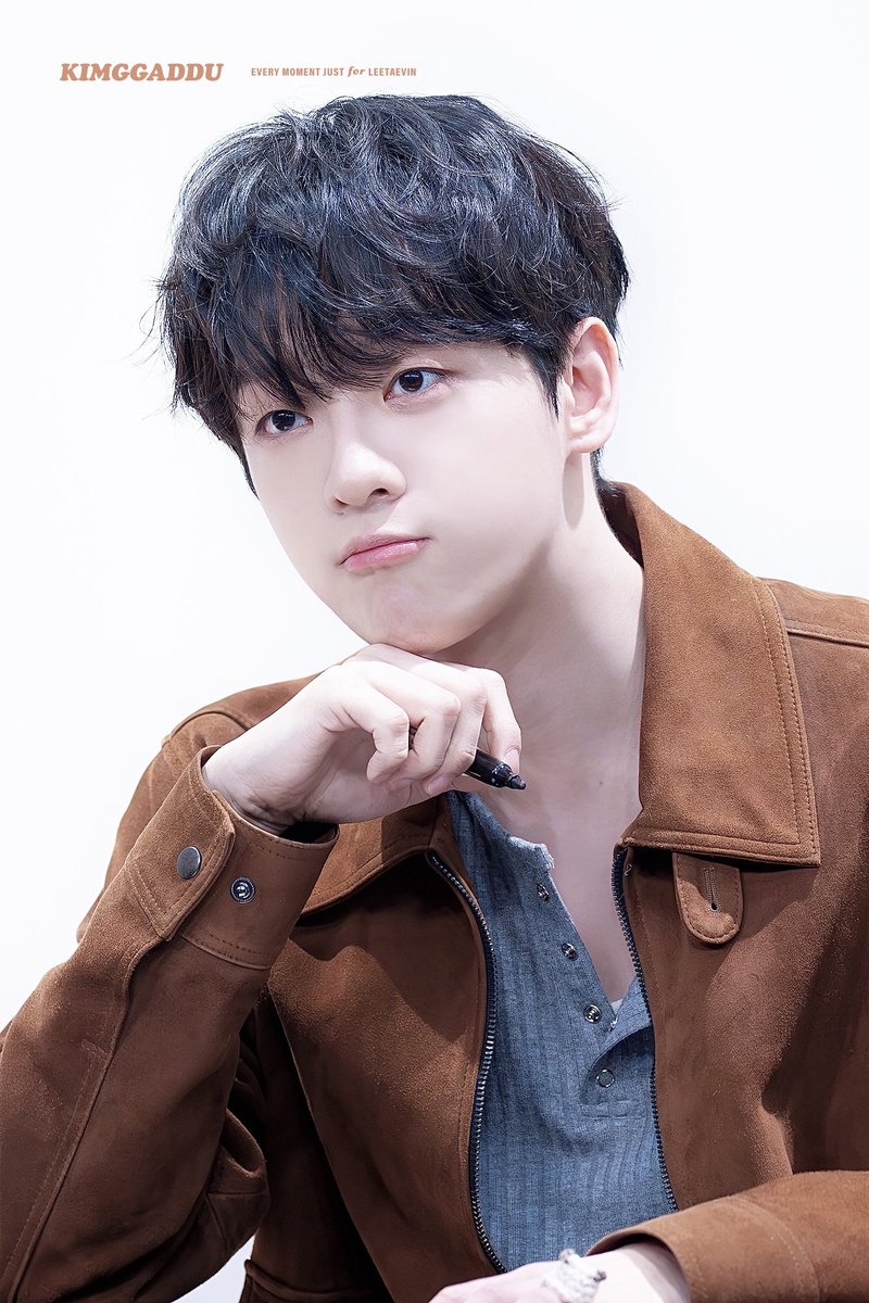 260228 시즌그리팅 팬사인회

정말 귀여운 컨셉에 충실하게 귀여우시다🥹

#이태빈 #LEETAEVIN