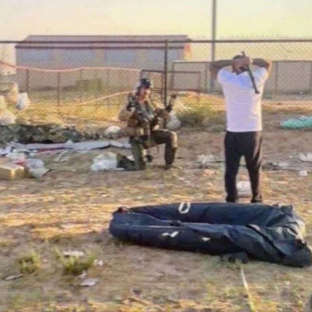 DaniMayakovski's tweet photo. Un soldado yanki humillado, después de que su avión de guerra F-15 fuera abatido esta mañana en Kuwait, cuando iba a bombardear Irán, alza las manos temeroso frente a un hombre kuwaití que le amenaza con un palo.

"Los imperialistas estadounidenses son enemigos de los pueblos del mundo. Utilizan su poder militar para dominar y explotar a otras naciones, derrocar gobiernos legítimos y apoyar regímenes títeres. Son la encarnación de la agresión y la violencia, y todos los que valoran la libertad y la justicia deben oponerse a ellos". 

Hồ Chí Minh