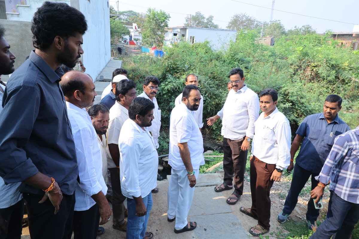 iam_Julakanti's tweet photo. మాచర్ల పట్టణం, 8వ వార్డు నందు నూతనంగా నిర్మించిన సిసి రోడ్లు, డ్రైనేజీలను పరిశీలించి, నాణ్యత ప్రమాణాలపై మున్సిపల్ అధికారులతో సమీక్షించడం జరిగినది..!
#tdpdevelopment
#MacherlaMLAJulakanti #JBRForMacherla #JulakantiBrahmanandaReddy https://t.co/rbycXW5XYr