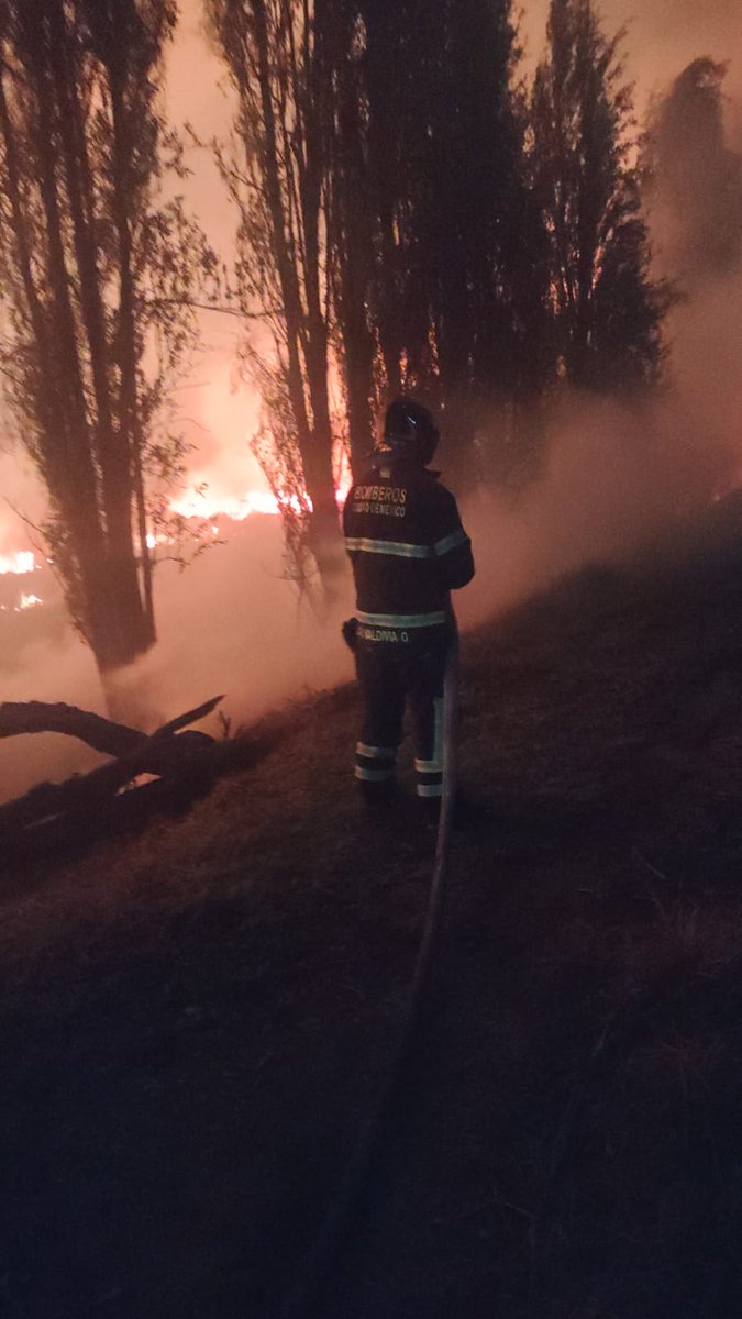 Bomberos_CDMX's tweet photo. @GABITOU_07 @DanyAlvarezca @azucenau @AztecaNoticias @adnnoticiasmx @c4jimenez @ClaraBrugadaM @warkentin Buenas noches, gracias por su reporte. Una célula de Bomberos ya está en el lugar y atiende el incendio. https://t.co/Bn3Q71Nmmw